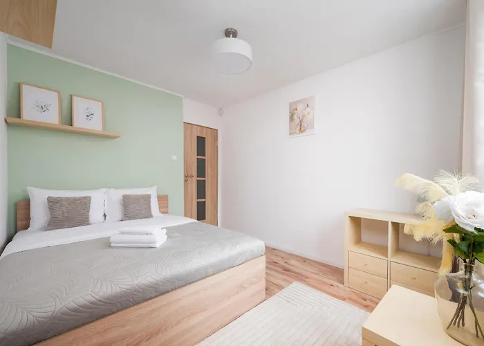 Metro Kondratowicza Homely By Bookinghost Varšava